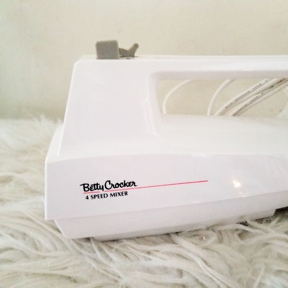 Betty Crocker vintage 4 speed mixer with beaters